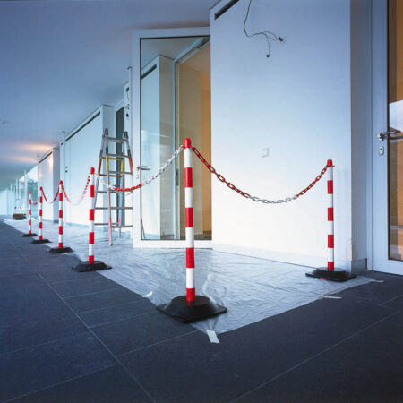 10m Chain Post Kit - 6 Posts, 10m Chain, 10 Hooks & 10 Links - Red/White - Square Rubber Base
